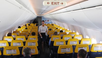 Interior d&#039;un avi&oacute; de Ryanair.