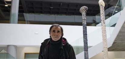 Ángel Garraza ante la escultura instalada en la biblioteca del campus de Leioa.