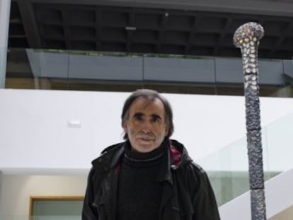 &Aacute;ngel Garraza ante la escultura instalada en la biblioteca del campus de Leioa. 
