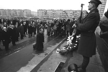 El canciller alemán Willy Brandt, arrodillado ante el monumento a los Héroes del gueto de Varsovia, en 1970.