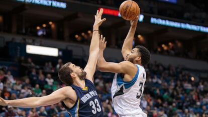 Towns lanza por encima de Marc Gasol.