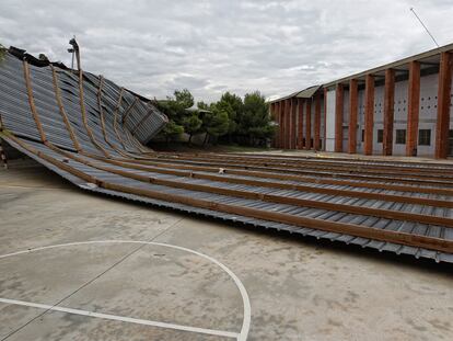 Tejado arrancado del instituto Joaquim Mir de Vilanova i la Geltrú