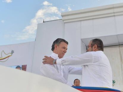 El presidente de Colombia, Juan Manuel Santos, y el l&iacute;der de las FARC,  Rodrigo Londono, firman la paz en Colombia.