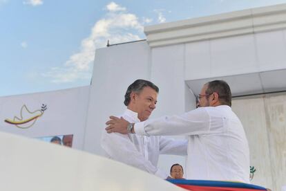 El presidente de Colombia, Juan Manuel Santos, y el l&iacute;der de las FARC,  Rodrigo Londono, firman la paz en Colombia.