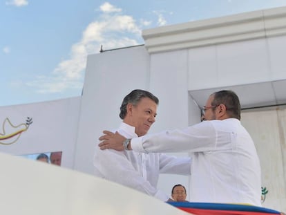 El presidente de Colombia, Juan Manuel Santos, y el l&iacute;der de las FARC,  Rodrigo Londono, firman la paz en Colombia.