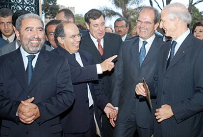 Chaves, ayer, con representantes del Gobierno marroquí, durante la inauguración de <b><i>Triángulo de Al Ándalus</b></i>.