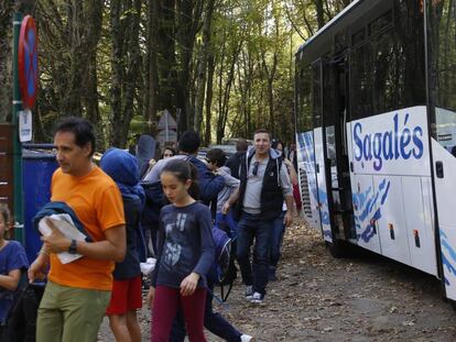 Excursionistas bajan de un autob&uacute;s en el Montseny.