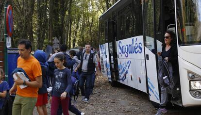 Excursionistas bajan de un autob&uacute;s en el Montseny.