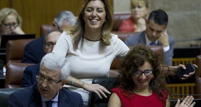 D&iacute;az, junto a Jim&eacute;nez Barrios y Montero, en el Parlamento. 