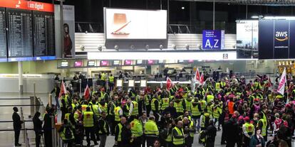 Trabajadores del aeropuerto de Fráncfort, durante la huelga de este martes.