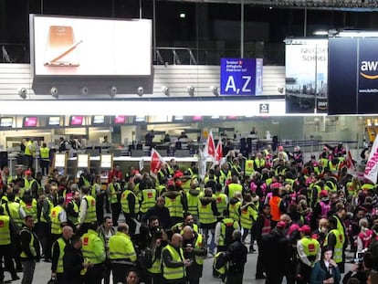 Trabajadores del aeropuerto de Fráncfort, durante la huelga de este martes.