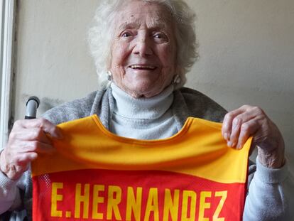 Encarna Hernández, una de las pioneras del baloncesto español, posa con una camiseta de la selección española con su nombre.