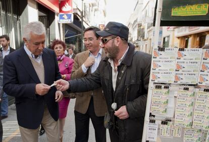 Arenas prueba suerte y compra un billete de loter&iacute;a en Ronda.