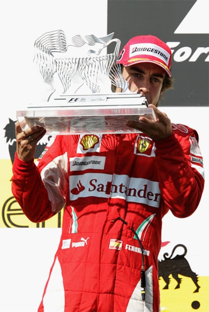 Fernando Alonso celebra su segundo puesto en el GP de Hungría.