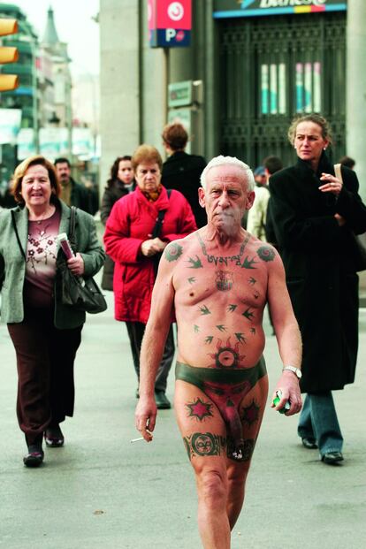 Esteban, un conegut nudista de Barcelona, a la plaça de Catalunya.