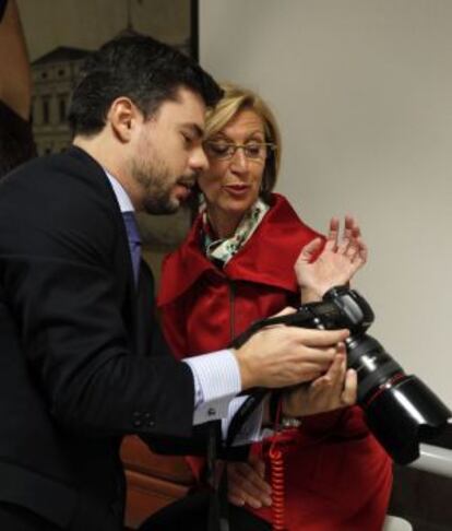 Rosa Díez ve las fotos de los diputados de UPyD en el Congreso.