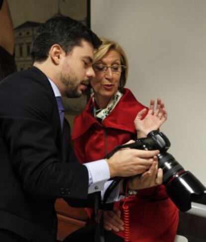 Rosa D&iacute;ez ve las fotos de los diputados de UPyD en el Congreso. 