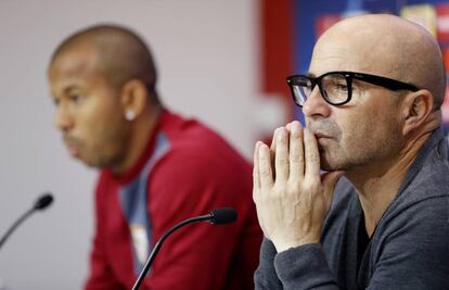 Sampaoli, en la rueda de prensa previa al Leicester junto a Mariano.