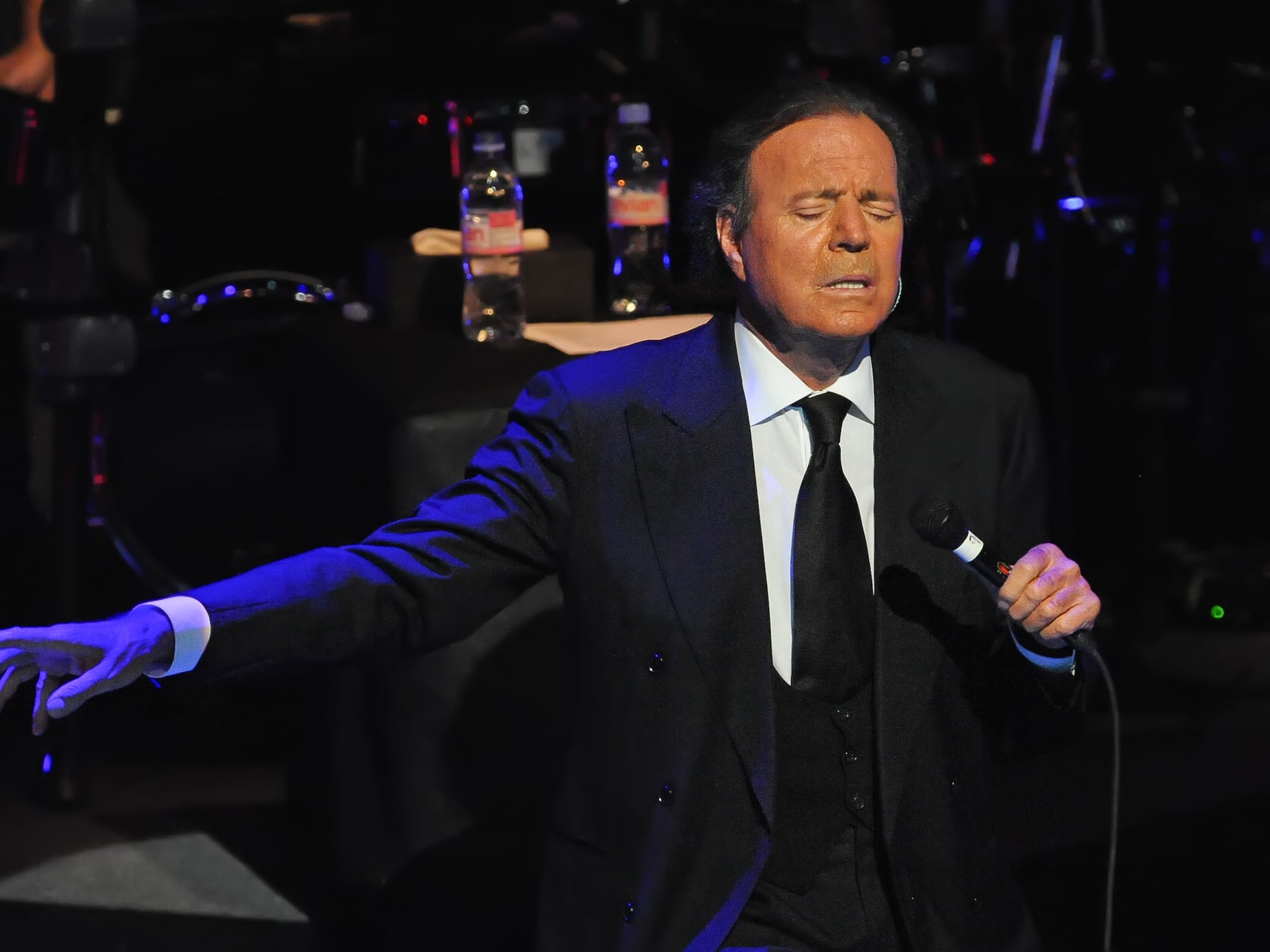 La Fiscalía archiva la denuncia contra Julio Iglesias por falta de competencia | Sociedad | EL PAÍS