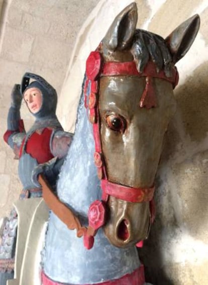 Otra imagen facilitada por ACRE de la escultura de San Jorge, tras su restauración.