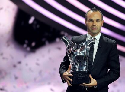 Iniesta posa con su trofeo.