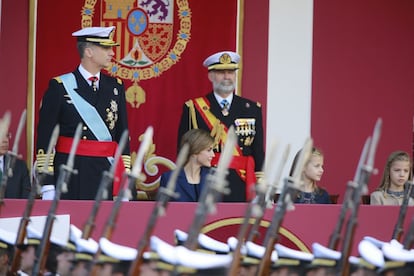 El rey Felipe VI preside su tercer desfile, el segundo como monarca, del Día de la Fiesta Nacional en la plaza de Cánovas del Castillo, en Madrid.