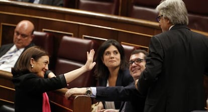 Soraya Rodr&iacute;guez se acerca a la bancada de los diputados de CiU a hablar con Josep S&aacute;nchez Llibre, de pie, y Jordi Jan&eacute;.  