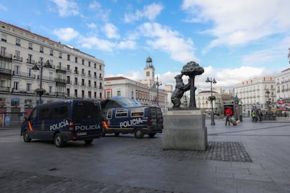 La puerta del Sol, uno de los lugares más emblemáticos de Madrid, irreconocible sin el gentío que la suele frecuentar. Imagen tomada el 16 de marzo.