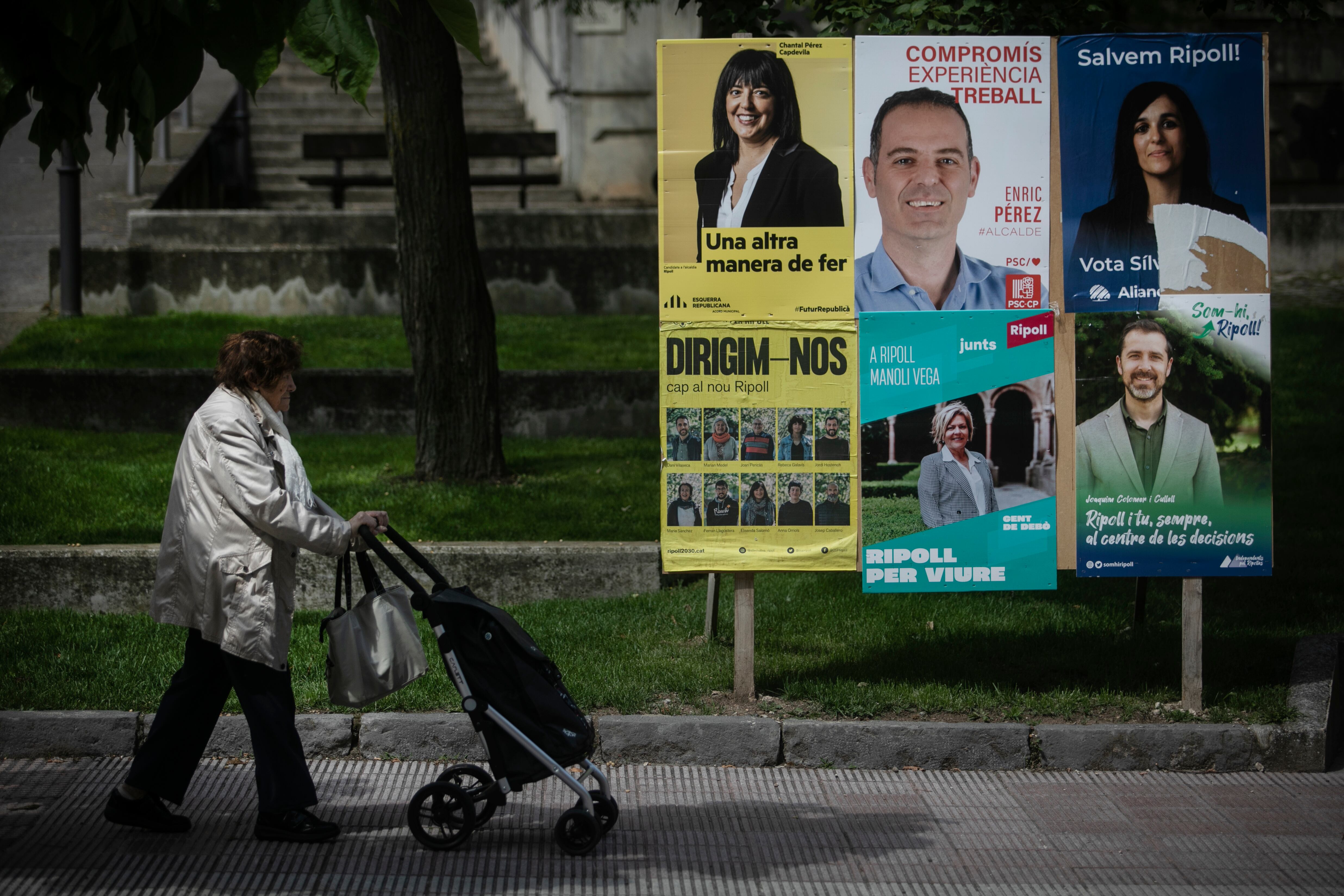 Carteles electorales en Ripoll (Girona), el lunes.
