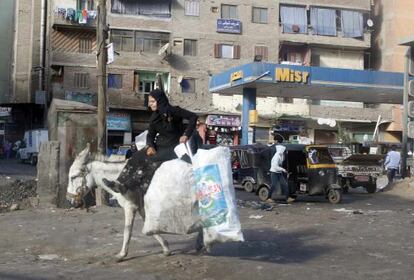 Una mujer en burro, el pasado jueves en El Cairo.