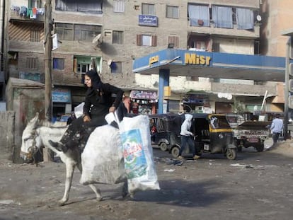 Una mujer en burro, el pasado jueves en El Cairo.