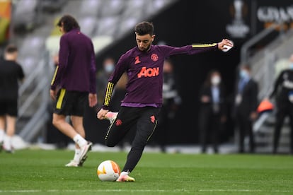 Bruno Fernandes golpea el balón durante el entrenamiento del United en Gdansk, este martes.