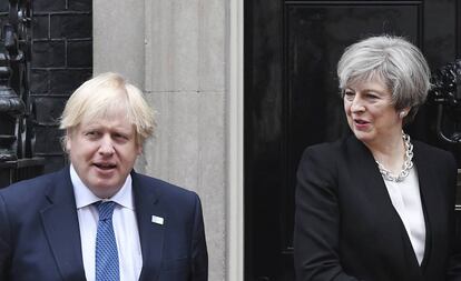 Theresa May, cuando era primera ministra británica, y Boris Johnson, entonces ministro de Exteriores, recibiendo al primer ministro de Etiopía en mayo de 2017.