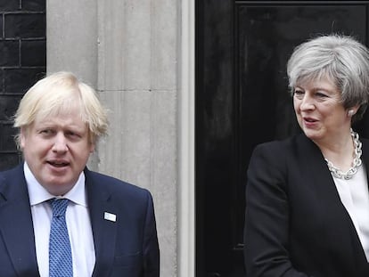 Theresa May, cuando era primera ministra británica, y Boris Johnson, entonces ministro de Exteriores, recibiendo al primer ministro de Etiopía en mayo de 2017.