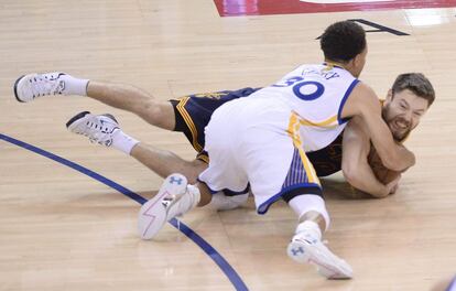 Curry y Dellavedova pelean por un bal&oacute;n.