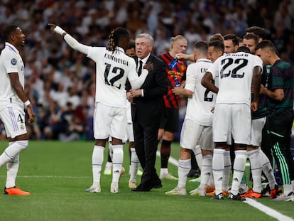 Ancelotti da instrucciones a Camavinga y el resto de sus jugadores.