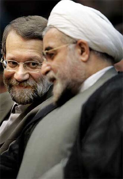 El negociador Lariyaní (izquierda), junto a su antecesor, Hasan Rohani.