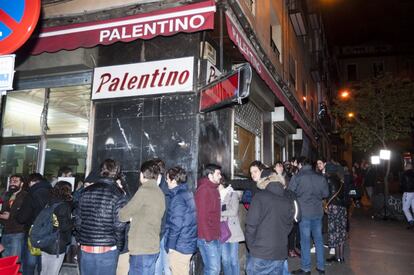 Las colas para tomar "una última caña en El Palentino" comenzaron con la llegada de la noche. Durante el día el goteo de público fue incesante, pero a última hora el lleno era total.