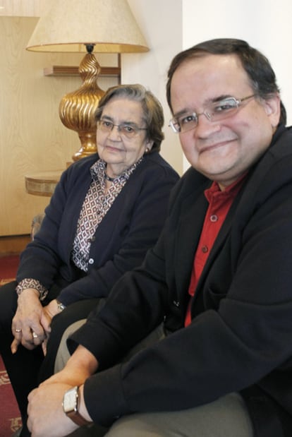 Luz Pereira y Carlos Álvarez, viuda e hijo de Santiago Álvarez, en Santiago.