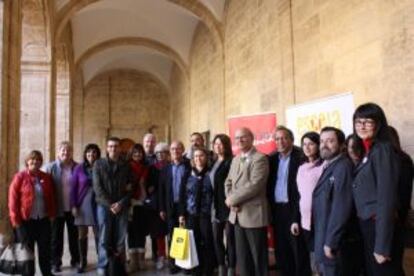 Ramon Ferrer (con chaqueta beige) con representantes de la AVL, partidos políticos, sindicatos y entidades