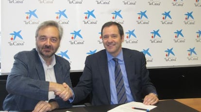 José Ignacio Eguizábal, a la izquierda, director ejecutivo general de Alboan, y Pedro Bartra, director de Instituciones de CaixaBank en el País Vasco y Cantabria.
 
  