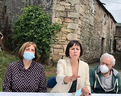 La candidata del BNG a la Xunta, Ana Pontón, junto a su madre, Auri, y a su padre, Luis, en la aldea de Chorente, en Sarria (Lugo).