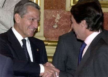 En la foto, el ex presidente del Gobierno Adolfo Suárez saluda a Aznar hoy en el Congreso