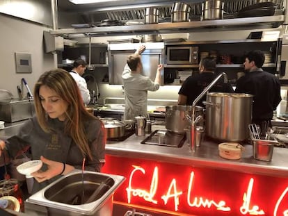 Freitas cocinando en Lume, antes de salir hacia A Tafona