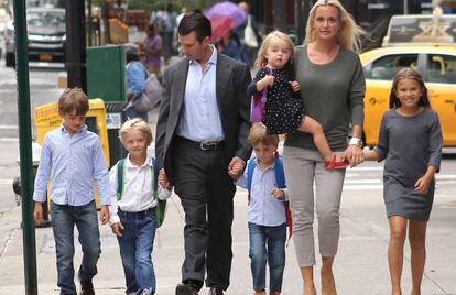 Donald Trump Jr. y Vanessa Trump junto a sus cinco hijos en 2016.