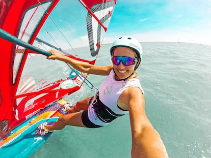 La sevillana Pilar Lamadrid competirá en París 2024 en la clase iQFOil de windsurf.