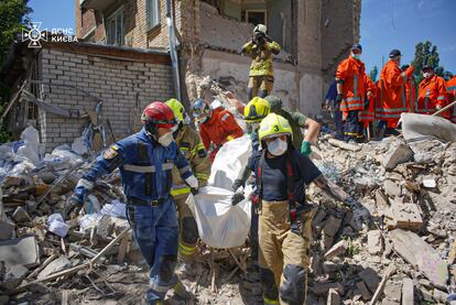 Servicios de emergencia trabajan en el hospital infantil Ojmatdit de Kiev, atacado el 9 de julio.