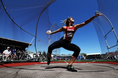 Valarie Allman lanza el disco durante los ensayos del equipo de EE.UU. en la pista de atletismo de Hayward Field en Eugene, Oregon.