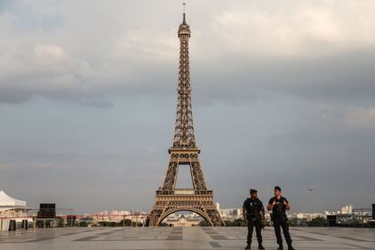 <p><strong>Lo que pensamos hoy</strong> La Torre Eiffel, ese icono. Convertida en la postal parisina por antonomasia, durante un fin de semana parisino casi nos daría vergüenza publicar en nuestras redes sociales una fotografía frente a ella salvo que albergáramos intención irónica. Y más allá de eso es una soberbia obra de ingeniería, además del reflejo material de una nueva sociedad basada en la industria y el capital, que encontraba su espejo perfecto en una torre levantada a base de vigas metálicas.</p> <p><strong>Lo que dijeron entonces</strong> En su día horrorizó a una mayoría acostumbrada a los ampulosos edificios de estilo historicista y Beaux-Arts, que no veía aquí más que un mamotreto de aspecto inacabado, un gigantesco andamio que arruinaba la belleza del París señorial. Un grupo de escritores y artistas, entre los que se encontraban los <em>pompiers</em> Bouguereau y Messonier y el músico Charles Gounod, publicaron en 1887, a los pocos días de iniciada su construcción, una carta de protesta en la que se llamaba al nuevo edificio “la deshonra de París”, y pronosticaba que todos los extranjeros que visitaran la ciudad iban a burlarse de Francia entera ante aquel “horror que los franceses han encontrado para darnos una idea de su gusto tan alabado”.</p>