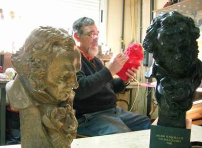 El escultor José Luis Fernández trabaja ayer en su estudio.